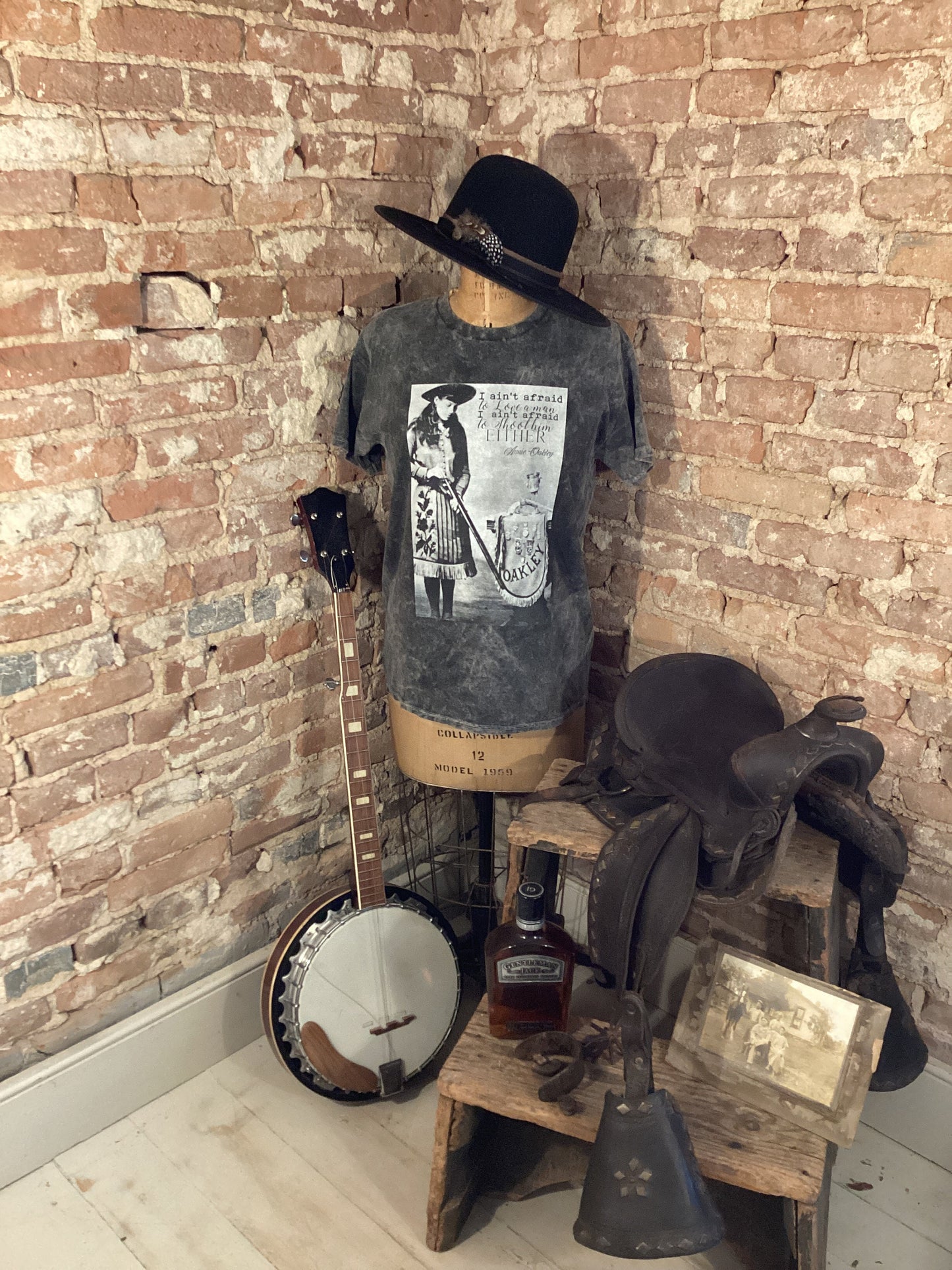 I Ain’t Afraid to Love a man/Country Shirt/Cowgirl Shirt/Western Shirt/Horse girl shirt/funny shirt/distressed shirt/Annie Oakley