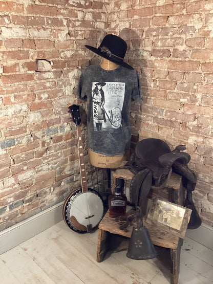 I Ain’t Afraid to Love a man/Country Shirt/Cowgirl Shirt/Western Shirt/Horse girl shirt/funny shirt/distressed shirt/Annie Oakley